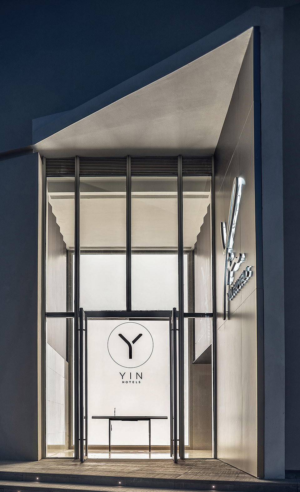 未來(lái)感十足的工業(yè)風(fēng)酒店裝修設(shè)計(jì)——YIN Hotel(圖2)